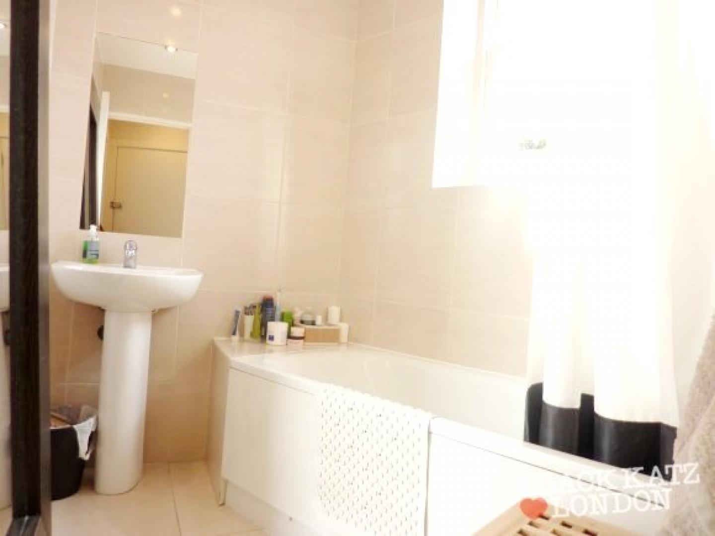 			NEW INSTRUCTION (Private Roof Terrace), Studio Apartment, 1 bath, 1 reception Flat			 Sutherland Avenue, MAIDA VALE/WARWICK AVENUE